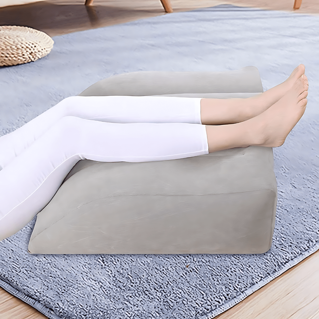 Apoio Inflável para Pés Aveludado – Conforto e Circulação em Viagens