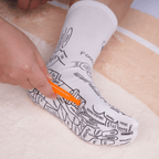 kit reflexologia podal: meias com mapa e massageador terapêutico