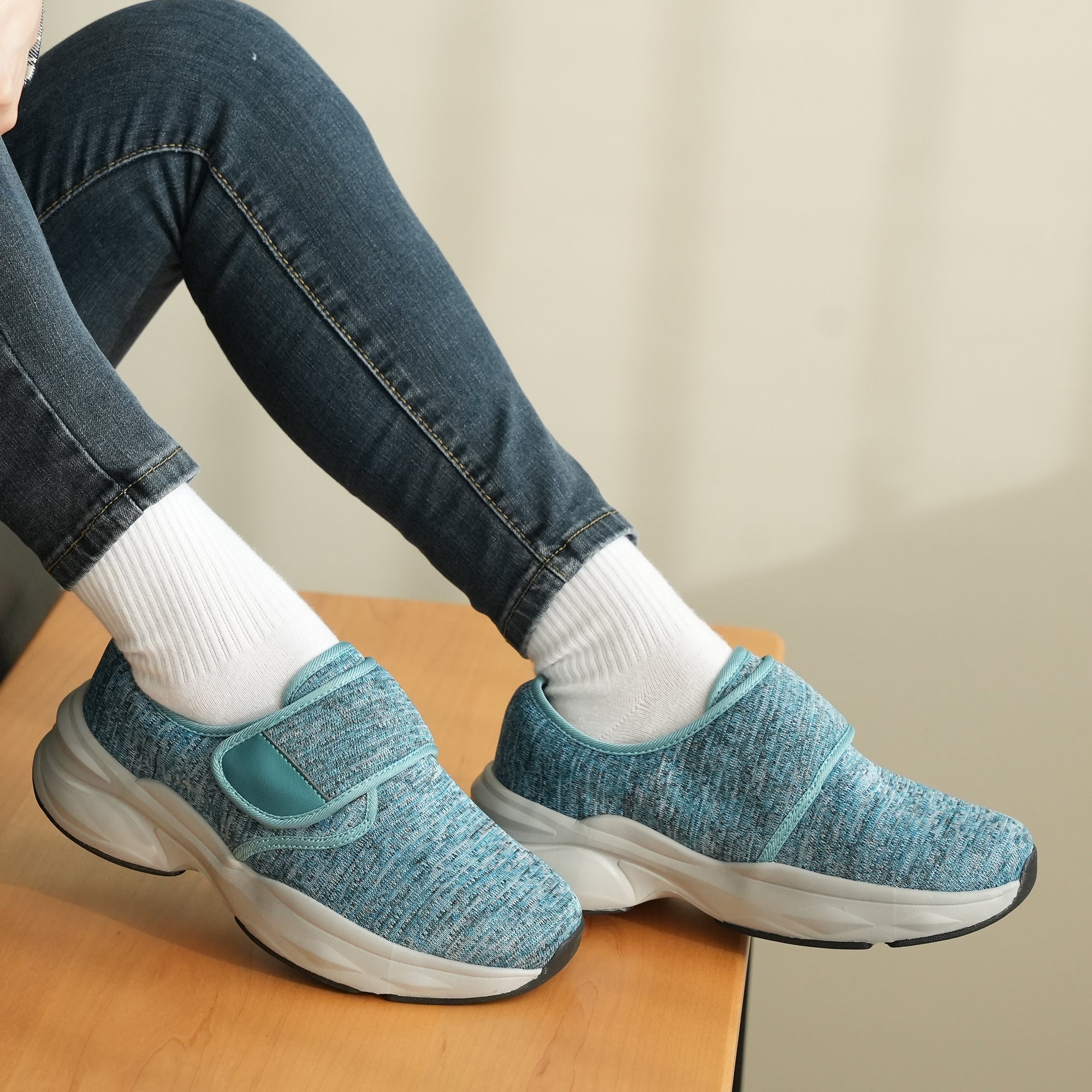 grey walking shoes-freya confortável